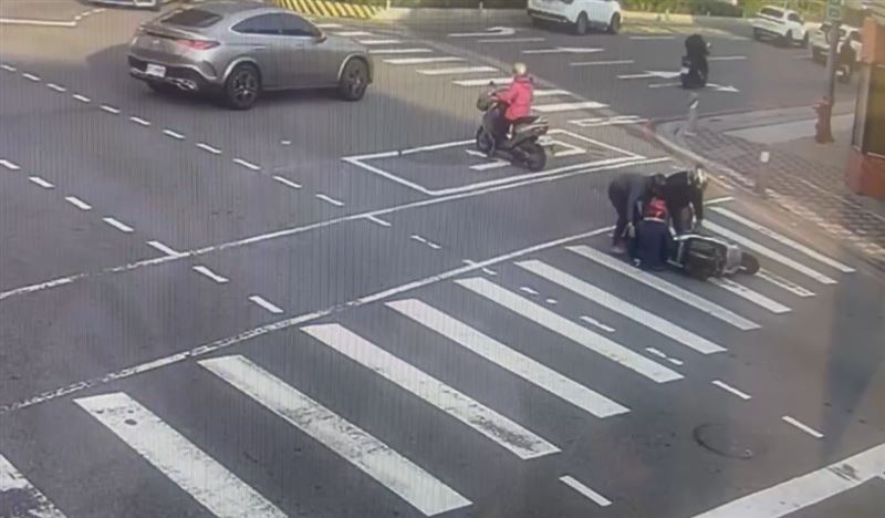 66歲機車女騎士在路口擦撞前車導致摔車倒地，誤認為是自摔，藉口是急著買菜才會離開現場。(圖／翻攝畫面)
