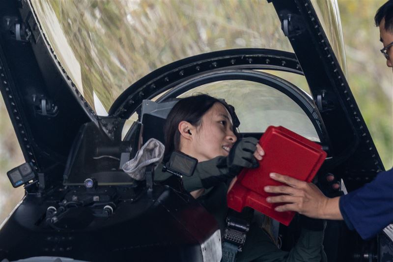 女飛官陳怡慈執行F-16V任務機（圖／國防部提供）
