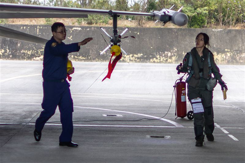 女飛官陳怡慈執行F-16V任務機（圖／國防部提供）