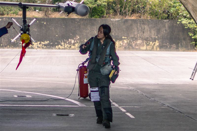 女飛官陳怡慈執行F-16V任務機（圖／國防部提供）