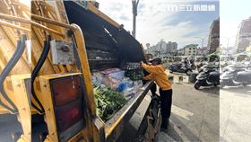 《三立新聞網》在台中市傳統市場直擊垃圾完全沒有分類，可以做為燃料發電的生廚餘混在一般垃圾中壓入垃圾車。（圖／記者王乙徹攝影）