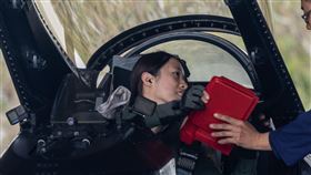 女飛官陳怡慈執行F-16V任務機（圖／國防部提供） 