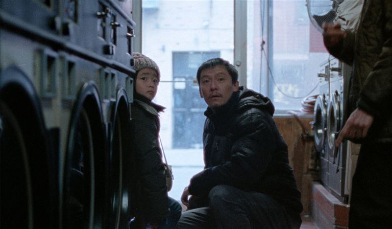 張震(右)與童星魏愷樂在《幸福之路》自然真摯的父女互動，引發強烈共鳴。（圖／甲上提供）