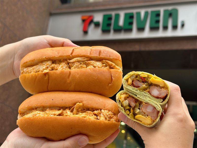 7-ELEVEN全新登場的「香菜風味辣醬雞肉堡」、「香菜風味嘎香腸ㄟ捲餅」。（圖／品牌業者提供）