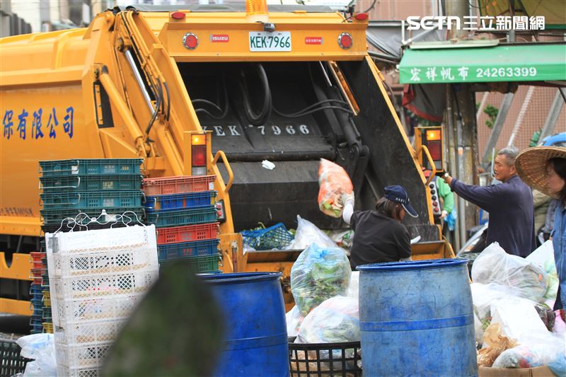 在台灣,只要街角響起貝多芬〈給愛麗絲〉或〈少女的祈禱〉,不少人的第一個反應不是欣賞古典樂,而是提著垃圾袋下樓。這個外國旅客眼中的特殊景象。(圖/記者王乙徹攝影)