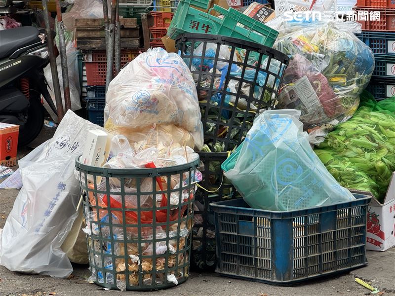 堆在市場角落的垃圾部分有粗略分類，但清運時仍全部混雜丟入垃圾車。（圖／記者王乙徹攝影）