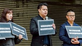 時力與多名重大車禍受害家屬及代表組成「交通事故受害者權益推動小組」，呼籲將13年沒調整的強制險理賠上限提高至500萬元，並撥用交通罰鍰挹注。（圖／時代力量提供） 