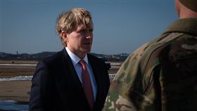 柯伯吉陸續前往南韓與日本，強調並呼籲強化第一島鏈安全的重要性。（圖／翻攝自X平台 @USWPColby）