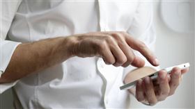 一位民眾在網路借錢平台留下聯絡方式，最後不僅沒借到錢，還留下更多債務。（示意圖／unsplash）