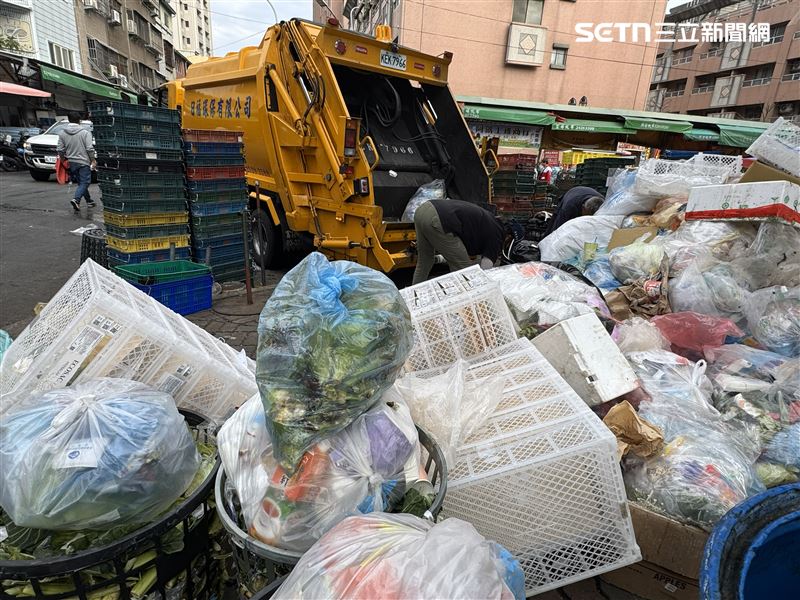 台中市廚餘去化設施不足，傳統市場與社區都出現廚餘直接當作垃圾處理的亂象。（圖／記者王乙徹攝影）
