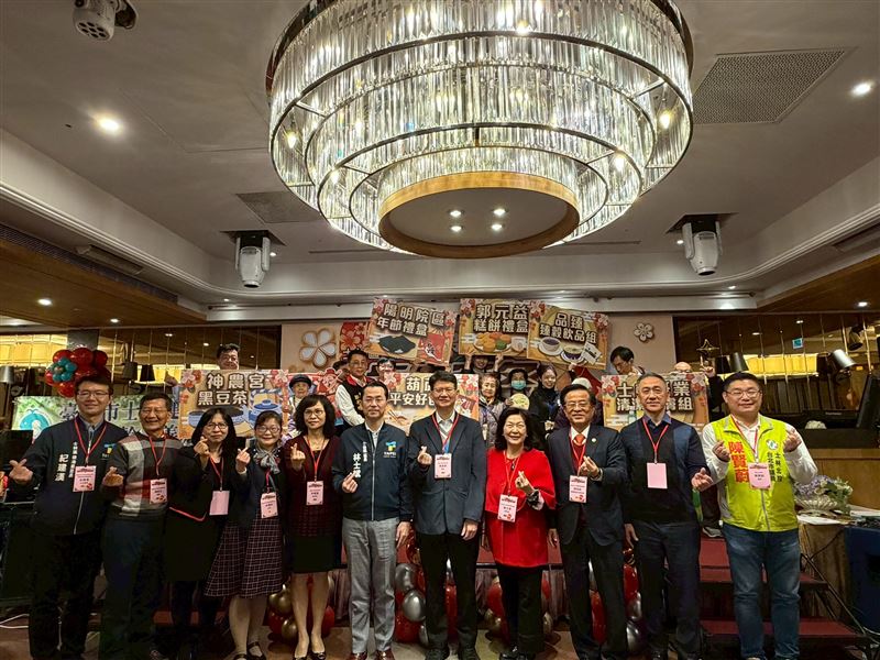 企業、民團及善心人士踴躍響應，捐贈營養飲品、糕餅禮盒、護膚保養品及年節禮盒等物資，傳遞關懷與溫暖。（圖／北市衛生局提供）