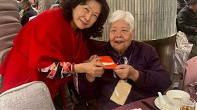 企業、民間團體及善心人士捐贈現金紅包，為長者送上新春祝福。（圖／北市衛生局提供）