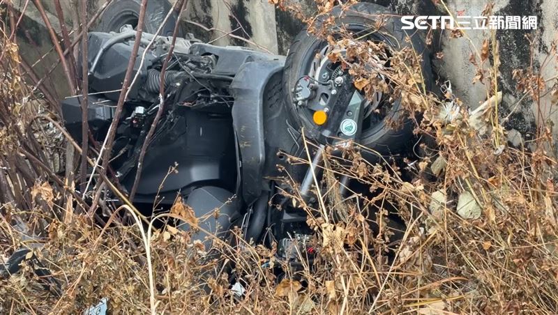兩名男子不幸墜落路旁，機車則墜落在一旁的雜草堆裡。（圖／翻攝畫面）