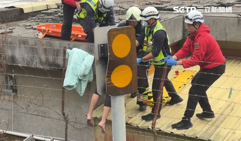 一名男子重摔進路旁水溝中；另一名男子則因強大衝擊力，整個人掛在鄰近中油探採辦公室圍牆的防護鐵絲網上，現場畫面驚悚。（圖／翻攝畫面）