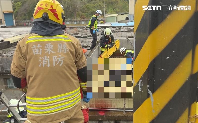 男子則因強大衝擊力，整個人掛在鄰近中油探採辦公室圍牆的防護鐵絲網上，被救下時渾身是血，已無生命跡象。（圖／翻攝畫面）