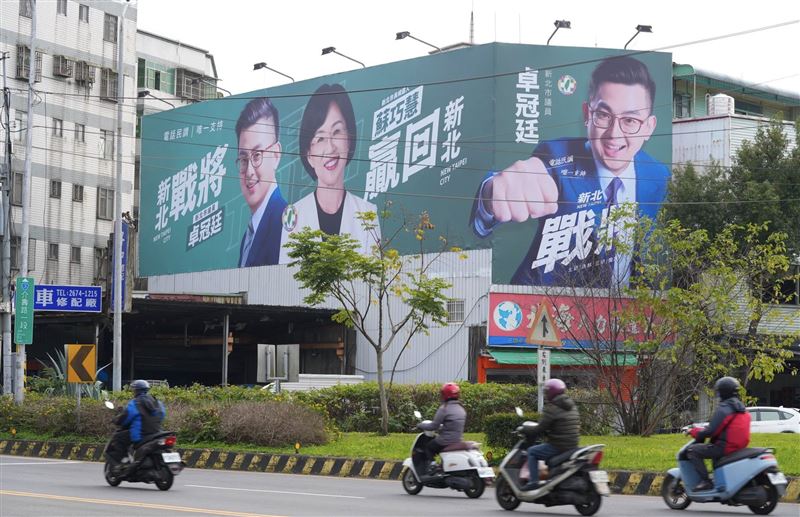 卓冠廷貼出多張他跟蘇巧慧的看板表示，這幾年，他在土樹三鶯一步一腳印；新北，需要蘇巧慧帶領大步向前。（圖／翻攝自卓冠廷臉書）