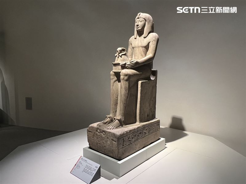 策展者認為，無名工匠高超技藝，從膝蓋部分便可略知一二。（圖／記者林昱孜攝影）