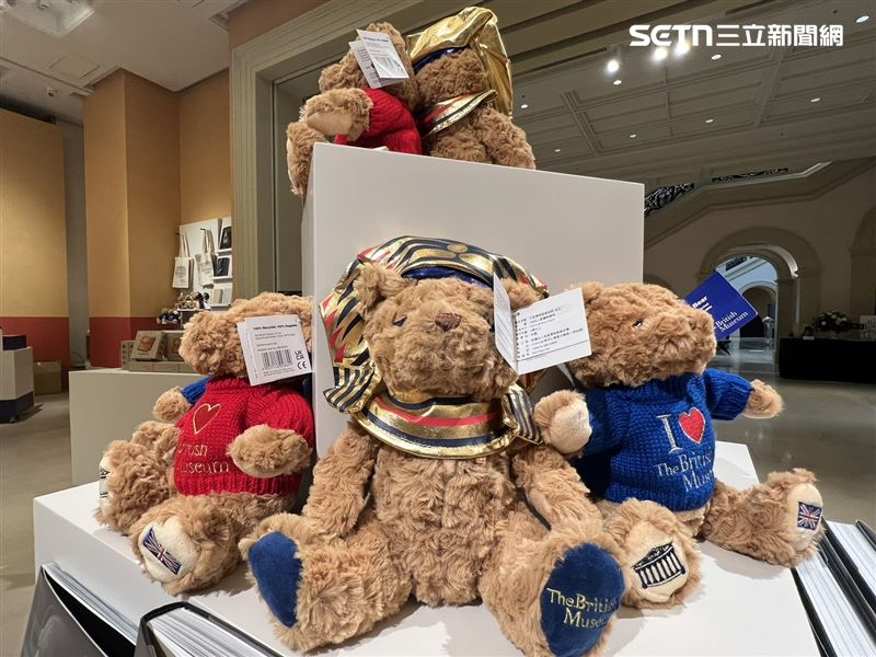 從大英博物館跨海直送的「法老造型泰迪熊」模樣吸睛。（圖／記者林昱孜攝影）