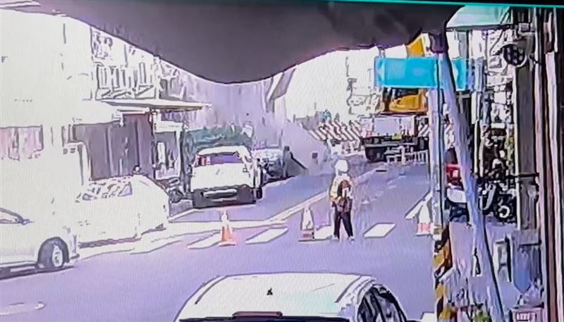 吊車高空吊掛輕隔間建材時，不慎傾斜，建材從11樓高度墜落往下砸中2輛車。(圖／翻攝畫面)