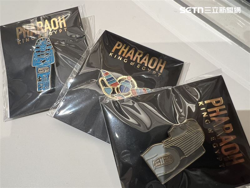 奇美博物館取得大英博物館授權，自製徽章在社群曝光後，立刻引起討論。（圖／記者林昱孜攝影）