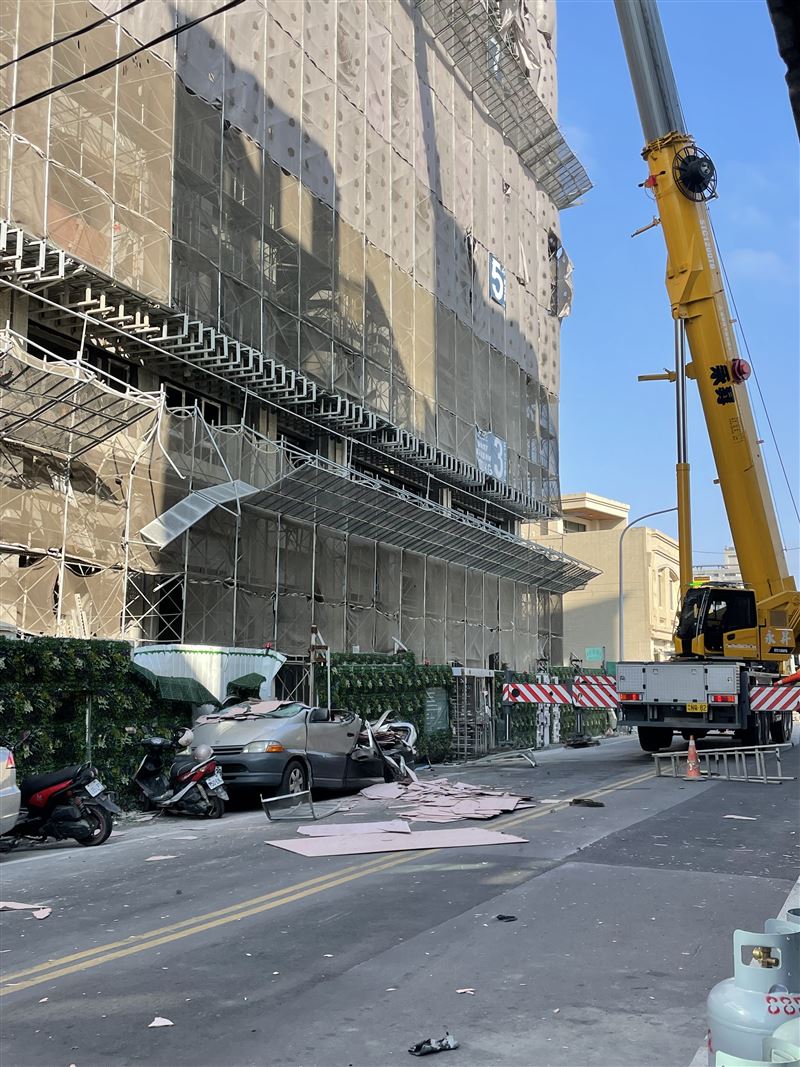 建材從高空砸落發出巨大聲響，現場一片狼藉。(圖／翻攝畫面)