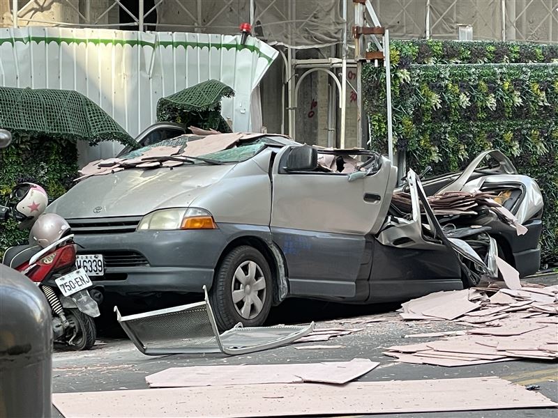 工地建材從高空墜落，廂型車當場被「砸扁」，車頂凹陷變形。(圖／翻攝畫面)