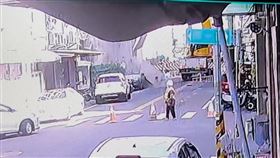 轟！彰化溪湖，工地建材從天而降，廂型車「砸扁」淪廢鐵，驚悚瞬間曝(圖／翻攝畫面)