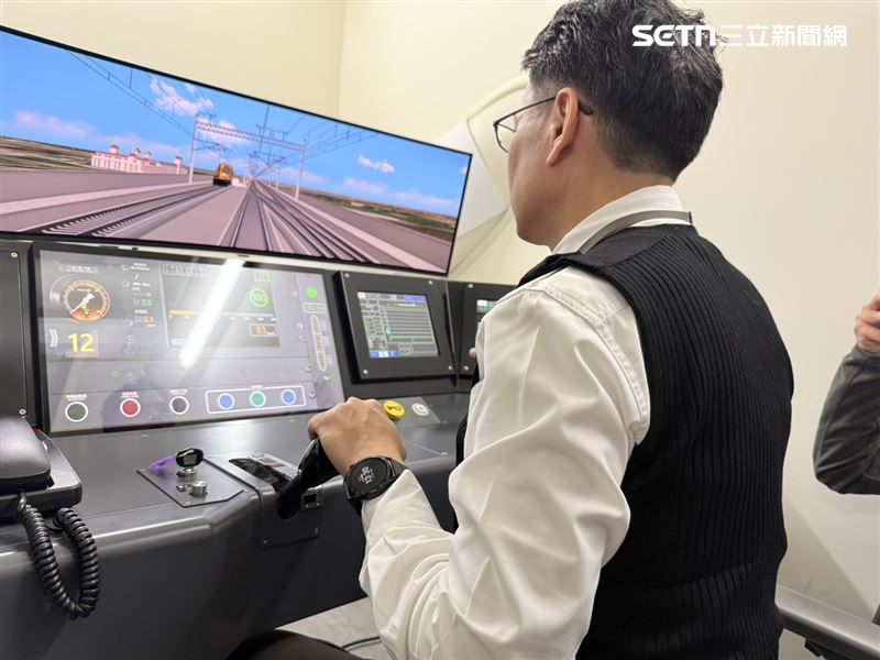 高鐵於北、中、南三大運轉中心新增設4台「駕駛自學型模擬機」，讓駕駛可在勤務空檔就近自主練習，整體訓練次數可提升約3.5倍，每人每年至少增加30次以上模擬練習機。（圖／記者李育道攝影）