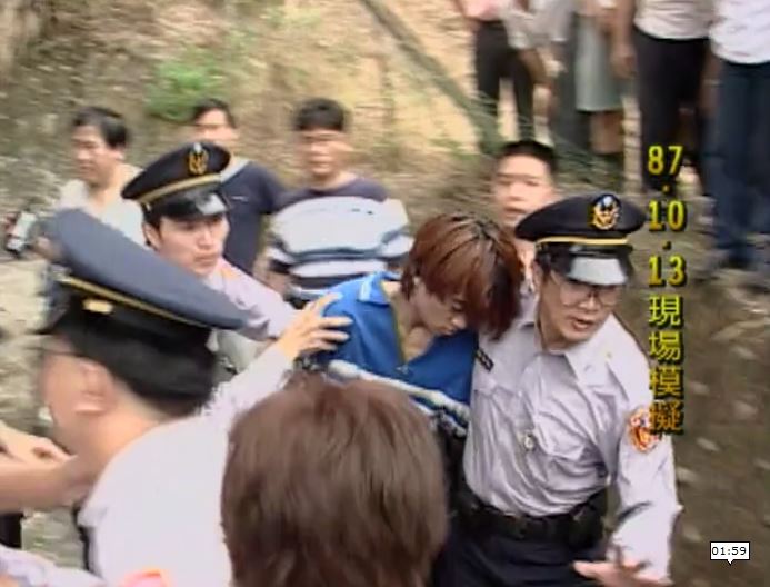 【林口109刀弒親案 2】林清岳開庭竟然邪笑，砍死雙親沒悔意，怒嗆記者攝影沒有人性。圖為林清岳回現場模擬行兇經過遭親友追打。（圖／三立新聞資料照）