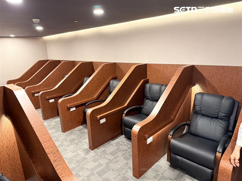 高鐵南區運轉中心「女性休息室」共有十個座位提供駕駛、列車長及服勤員補眠。（圖／記者李育道攝影）