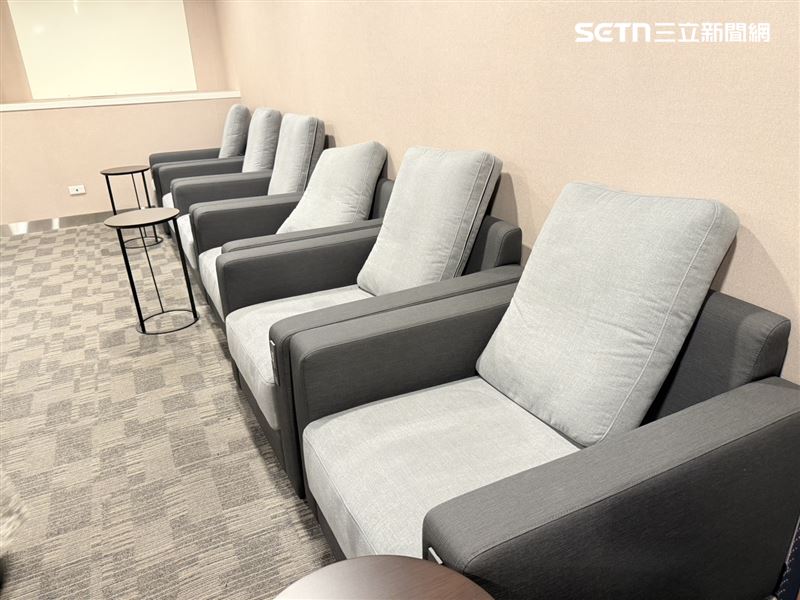 高鐵南區運轉中心「沙發區」。（圖／記者李育道攝影）