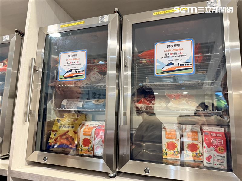 由於每組駕駛、列車長及服勤員收班時間不同，高鐵南區運轉中心也提供免費餐點讓同仁使用。（圖／記者李育道攝影）