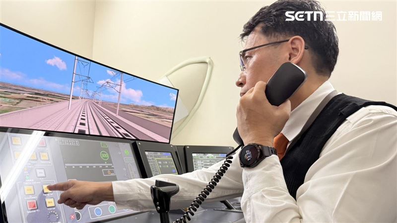模擬機內建27套情境劇本，涵蓋16項重大與常見列車故障，以及11項緊急應變事件。（圖／記者李育道攝影）