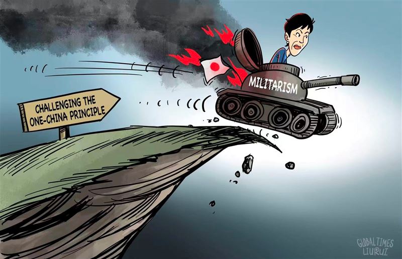 中共官媒《環球時報》醜化日本首相高市早苗的漫畫，圖中她搭乘寫有「軍國主義」的坦克衝下山崖，警告意味濃厚。（圖／翻攝自X平台 @globaltimesnews）