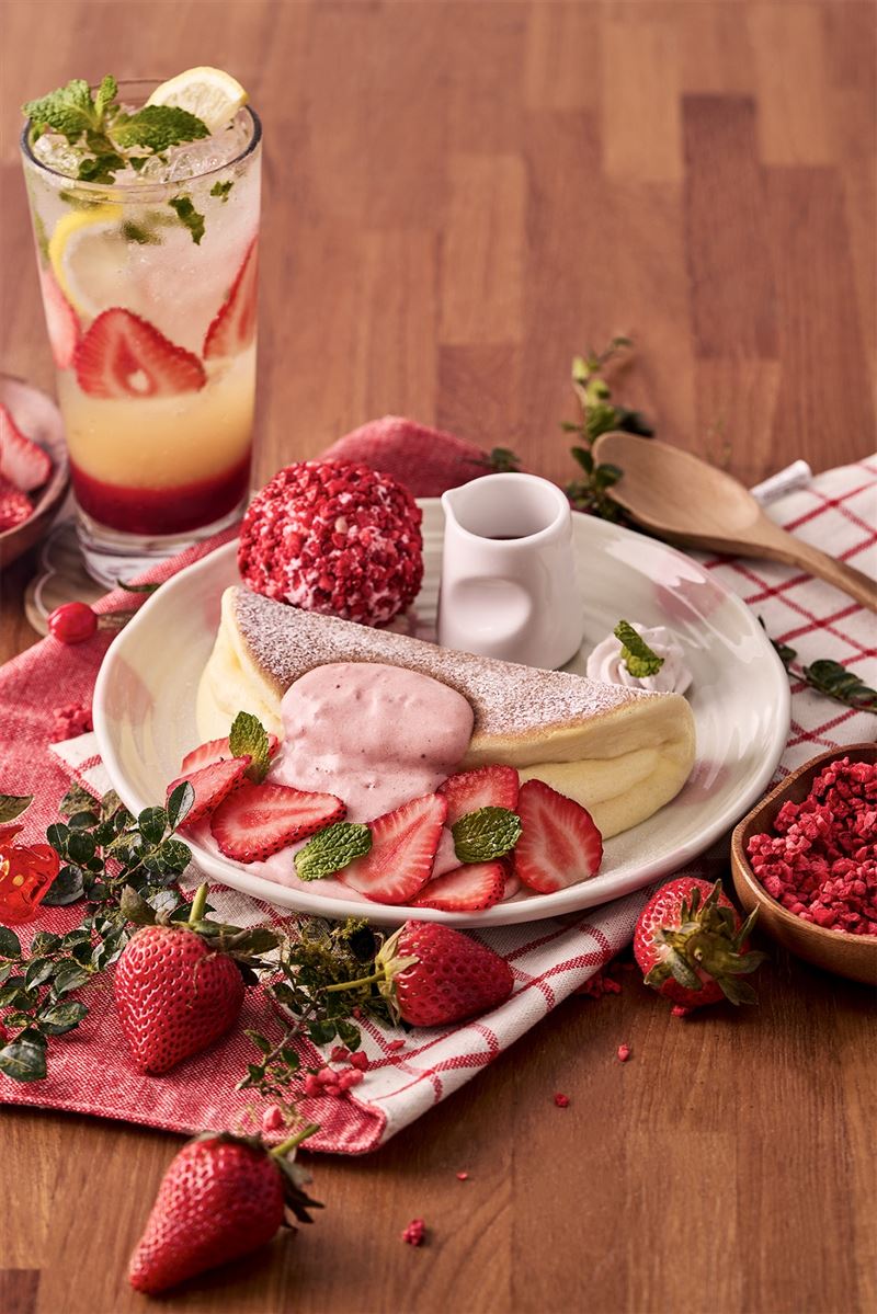 甜心草莓冰淇淋鬆餅，售價380元。（圖／品牌業者提供）