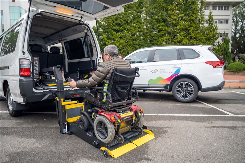 永齡愛心大車隊社福任務無極限，寒冬送暖再捐出逾兩百輛交通車用行動回應「移動的困難」。（圖／永齡基金會提供）