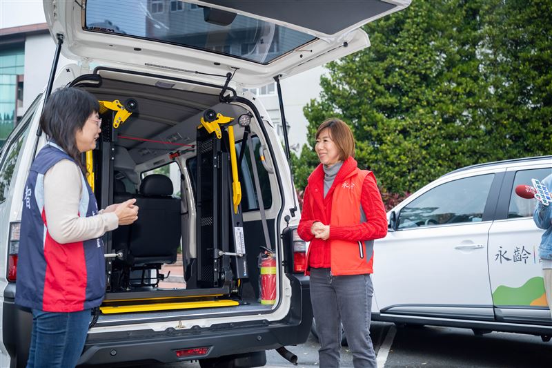 永齡愛心大車隊社福任務無極限，寒冬送暖再捐出逾兩百輛交通車用行動回應「移動的困難」。（圖／永齡基金會提供）