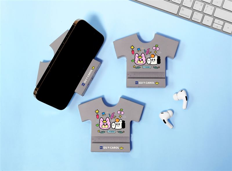 GU再度攜手插畫家「Carol Meat卡肉老ㄙ」，以其幽默溫暖的筆觸推出新春限定贈禮「GU衣纖木手機座」。（圖／品牌業者提供）