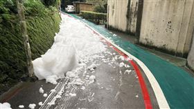 陳宜提醒用路人提高警覺，避免接觸不明物質。（圖／翻攝自陳宜臉書）