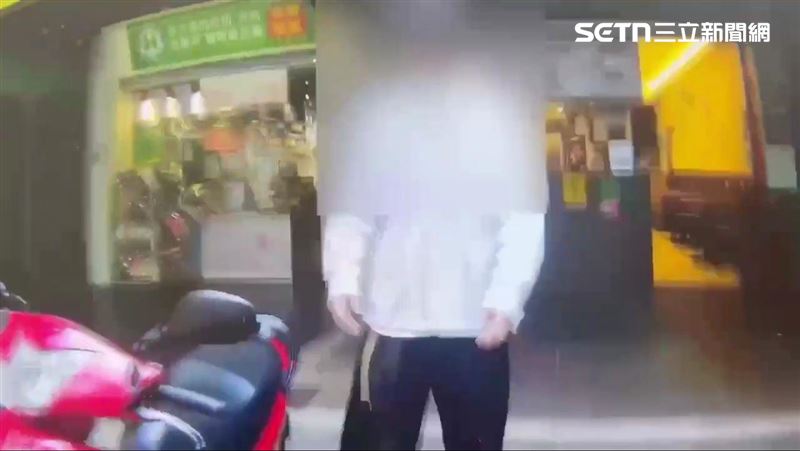 藥局男員工代為出面向警方陳述中年男子騷擾過程。（圖／翻攝畫面）