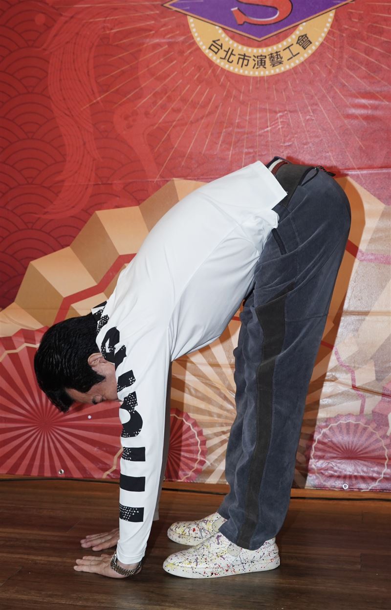 高群展現柔軟度。(圖/記者趙于瑩攝影)