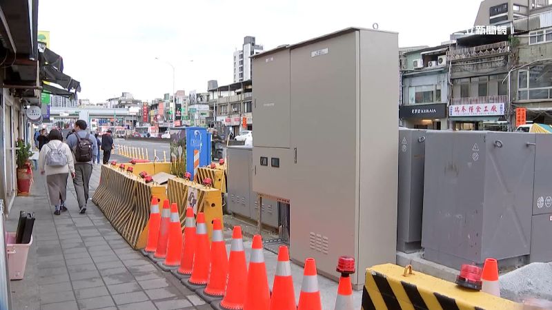 2米高的變電箱矗立在店家門口