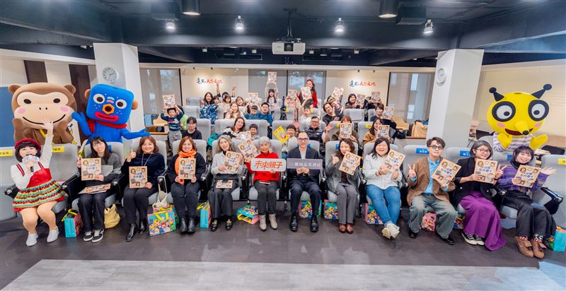 參與的新書分享會親子家庭與蘭城晶英酒店吉祥物「藍寶、奇奇、朵朵」一同合影，留下溫馨又熱鬧的閱讀時光。（圖／主辦單位提供）