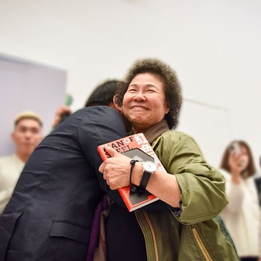 潘孟安貼出與陳菊的相擁照。（圖／翻攝自潘孟安臉書）