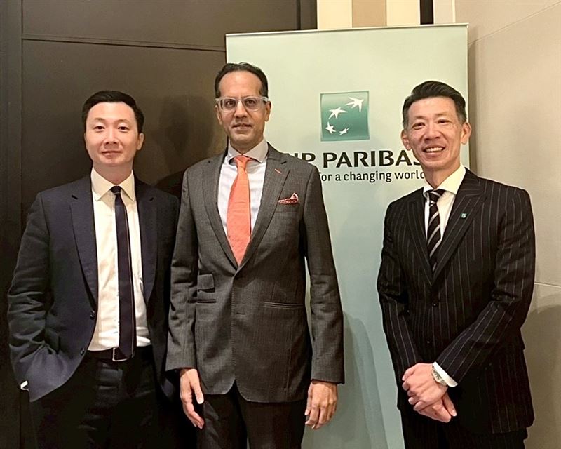 法國巴黎銀行財富管理發布2026年投資展望，指出隨著全球降息循環啟動，投資策略應從「現金為王」轉向多元配置。建議適度調降美元與美股科技股比重，聚焦「實體 AI」基礎建設（如電力、散熱、機器人）及稀缺資源。區域上特別看好亞洲科技供應鏈，尤其是台日韓的半導體與自動化商機，掌握長線成長契機。（圖／法國巴黎銀行提供）