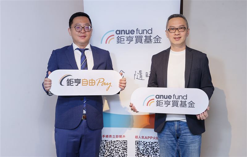 鉅亨買基金AUM突破1,200億，近三年成長1.34倍！總經理張榮仁指出，致勝關鍵在於從「賣商品」轉型為「拼系統」，千萬級客戶大增24%。展望2026，投資長羅瑤庭預測AI需求強勁「無泡沫」，並點名國防、太空與能源為新顯學，建議投資人核心配置鎖定美股科技與台灣市場。（圖／鉅亨買基金提供）