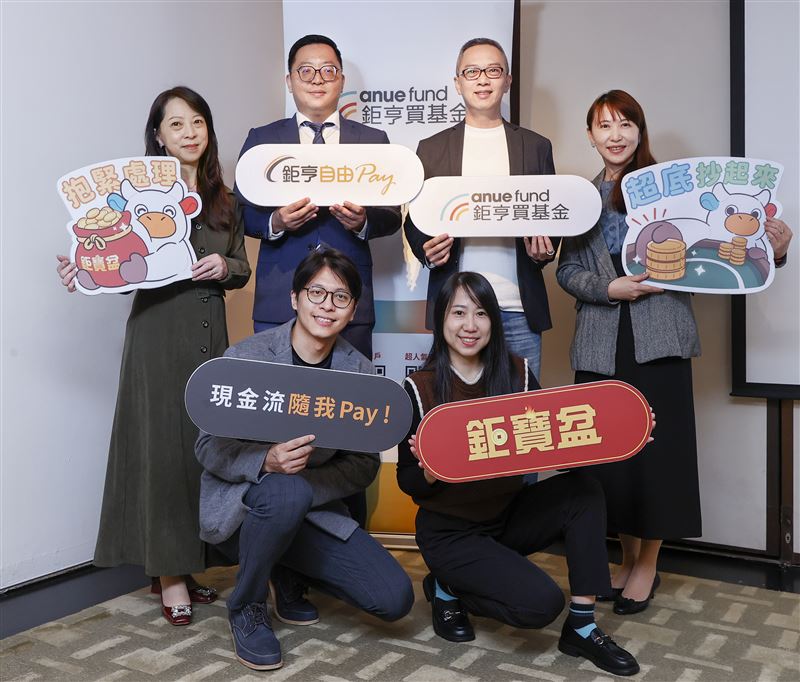 鉅亨買基金AUM突破1,200億，近三年成長1.34倍！總經理張榮仁指出，致勝關鍵在於從「賣商品」轉型為「拼系統」，千萬級客戶大增24%。展望2026，投資長羅瑤庭預測AI需求強勁「無泡沫」，並點名國防、太空與能源為新顯學，建議投資人核心配置鎖定美股科技與台灣市場。（圖／鉅亨買基金提供）