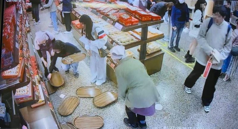 顧客使出「天殘腳」將購物盤踢落。（圖／翻攝自佳德鳳梨酥臉書粉專）