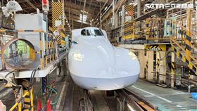 新研發的「至尊雙翼型」（Dual Supreme Wing）空氣動力造型車鼻，更為扁平且採流線型設計，可減少列車進入隧道時的噪音並減小行駛阻力，車頭燈面積加大，並採用LED燈泡，達到更節能的效果。（圖／記者李育道攝影）