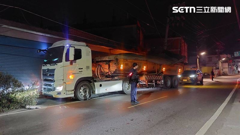 高雄仁武區仁林路昨天（28日）深夜，發生曳引車衝撞電桿波及民宅的嚴重事故。（圖／翻攝畫面）